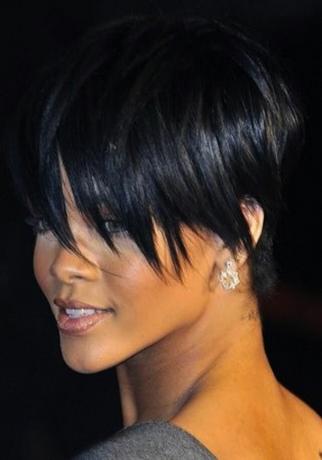 Rihanna의 짧은 헤어스타일을 특징으로 하는 심장이 멎을 듯한 15가지 룩