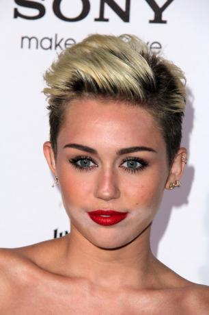 Účesy a účesy Miley Cyrus - 20 nápadov na vlasy akejkoľvek dĺžky